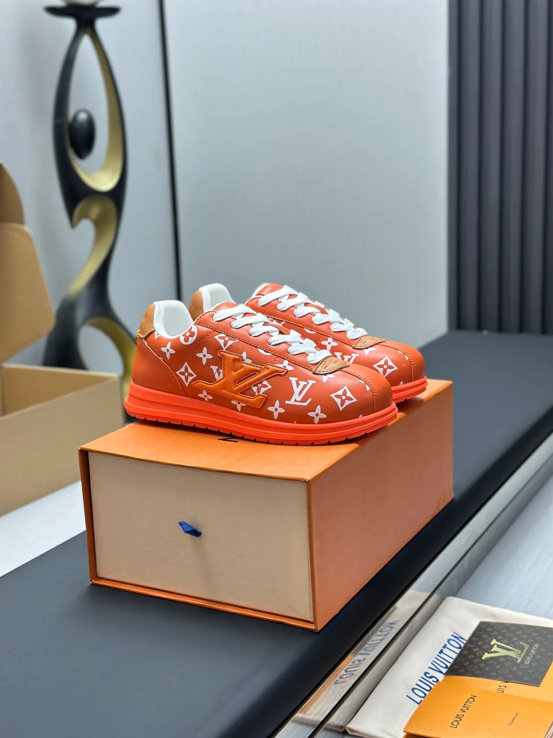 👟👟Ex-factory price 680👟👟 Full set of packaging with airplane box💰Top version LV-Louis Vuitton-classic catwalk new style 1:1 development replica of the original version! ! The upper foot is very comfortable. It is made of luxurious materials and fine workmanship. The midsole is printed with English letters "Made in Europe". The upper is made of calfskin imported from Italy. The side is decorated with the brand's LOGO and signature. The latest latex foot pads and mesh lining make the foot feel super comfortable. The original two-color TPU combination outsole is specially provided by the original factory. Bag technology Goodyear stitched edges Fabric: Exclusive customized first-layer cowhide Accessories: Exclusive private model Vuitton logo, lining: Customized silk mesh lining - first-layer silk cowhide lining Outsole: TPU combination outsole wear-resistant, non-slip and anti-yellowing Foot pads: new latex pads-mesh sweat-absorbent Counter technology: fully computerized sewing machine wire drawing Toe box back cover Hot and cold shaping Full set of pull-top lasts with medium and low logo patterns Special counter packaging - shoelaces, certificate, card, instructions, certificate of quality, dust bag, the most complete packaging on the entire network, women's 35-40 men's 38-46 (38/46 customized, non-refundable! GD9916